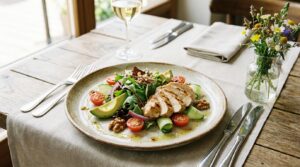 Sałatka z kurczakiem – Sprawdzone przepisy na każdą okazję