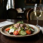 Sałatka z tuńczykiem i makaronem - sprawdzony przepis na szybki lunch